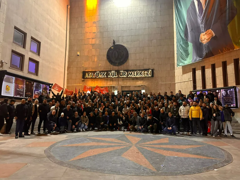 CHP Uşak Belediye Başkanı Adayı Özkan Yalım, Atapark Çevresindeki Cafelerde Öğrencilerle ve Halkla Buluştu